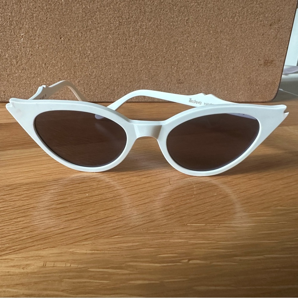 White Illesteva Isabella sunglasses